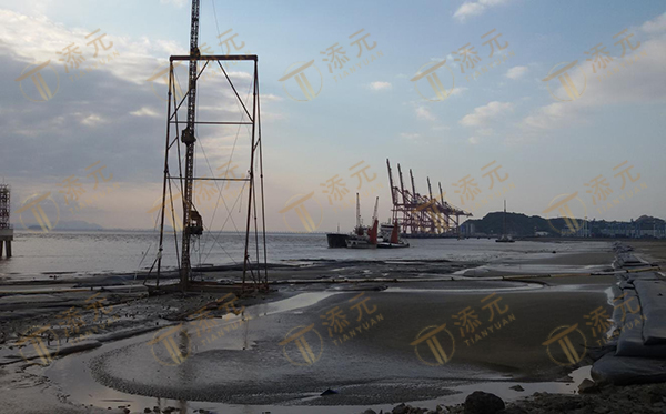 1770881483464070.jpg 海上船插与潮间带插板、海上铺排同步施工.jpg