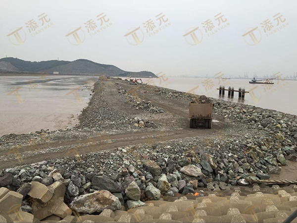 1770881496670522.jpg 围堤堤身汽运抛石.jpg