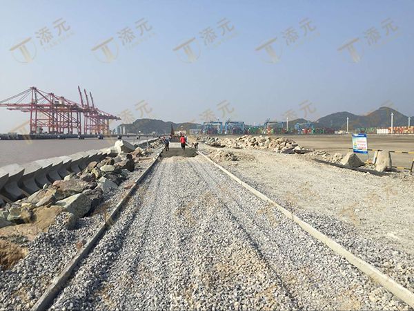 1770881527964080.jpg 堤顶防浪墙基础垫层浇筑.jpg