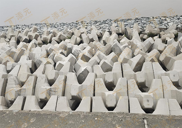 1770887165973526.jpg 扭王字块现场安装(1).jpg