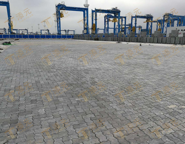 1770960845648585.jpg 联锁块堆场铺设(一).jpg