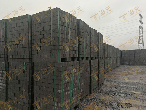 1770960868520281.jpg 联锁块成品堆放区(一).jpg