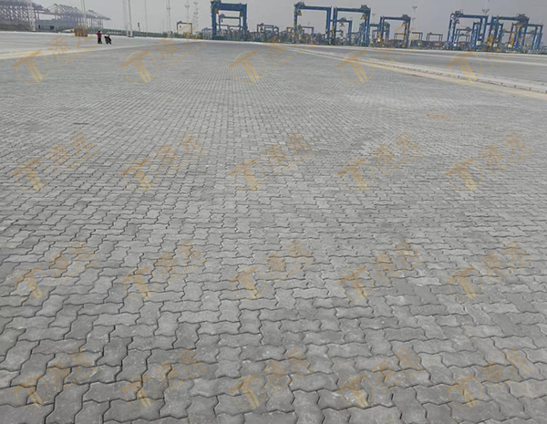 1770961764997435.jpg 南通联锁块铺设现场(一).jpg