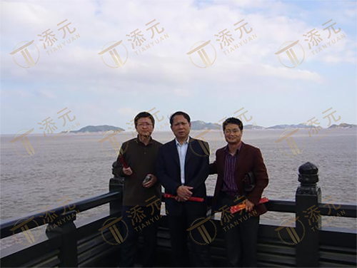 1787651947788696.png 公司董事长付俊雄(中)、总经理助理刘松林(左)、项目负责.png