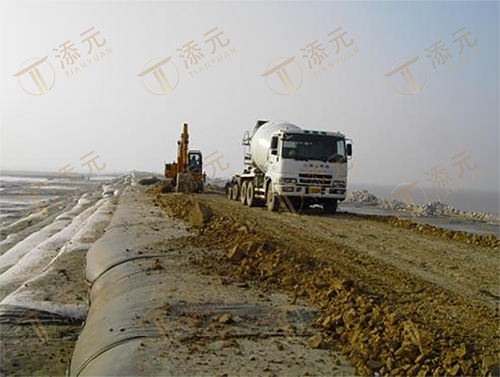 1787805769753116.jpg 大堤外坡砼浇筑.jpg