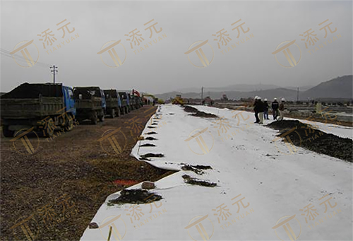1787827059808244.jpg 水泥稳定层铺设施工.jpg