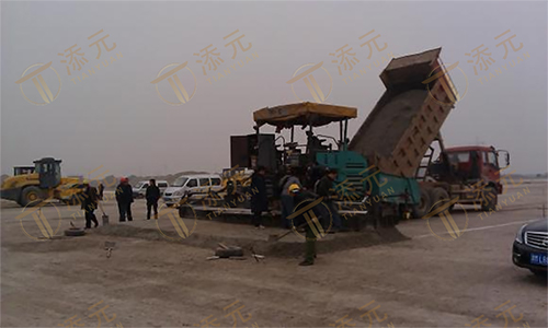 1787828674292353.jpg 水泥稳定层摊铺.jpg