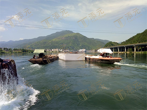 1787899628327697.jpg 沉箱浮运.jpg