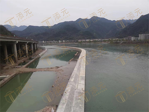 1787899696265347.jpg 沉箱隔流墙成型.jpg